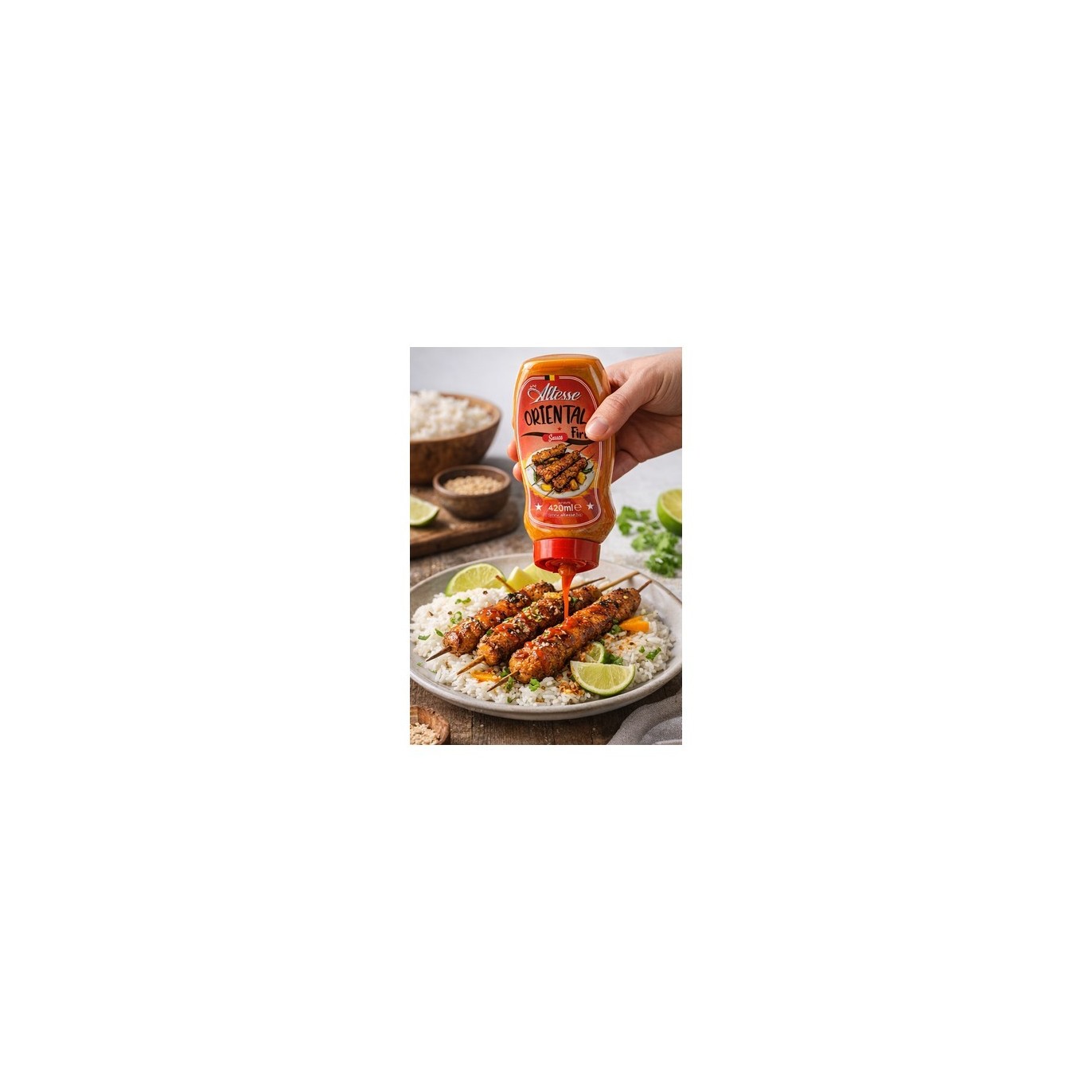 Sauce Oriental Fire Altesse versée sur brochettes de poulet avec riz
