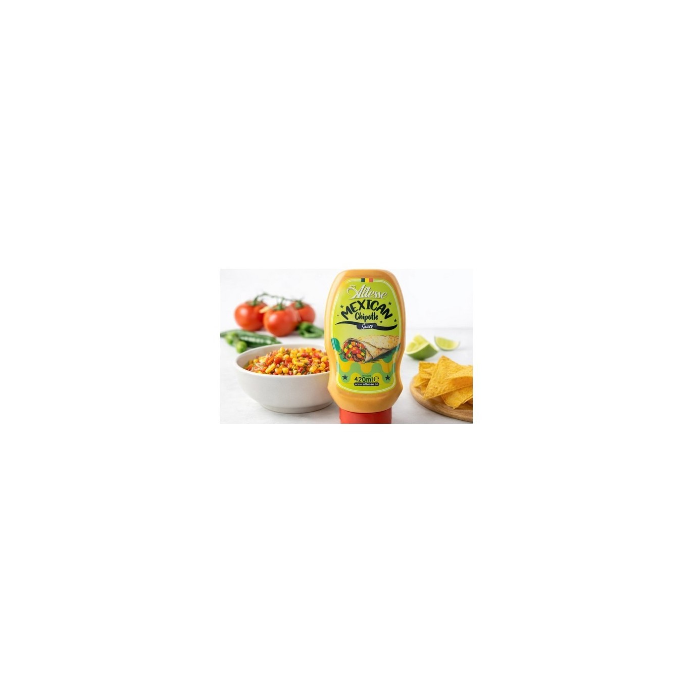 Bouteille sauce Mexican Chipotle Altesse 420ml avec maïs, tomates et ingrédients frais cuisine mexicaine sur fond blanc