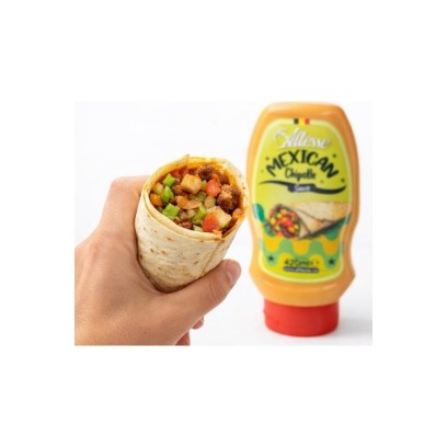 Wrap burrito tenu à la main avec sauce Mexican Chipotle Altesse en arrière-plan sur fond blanc